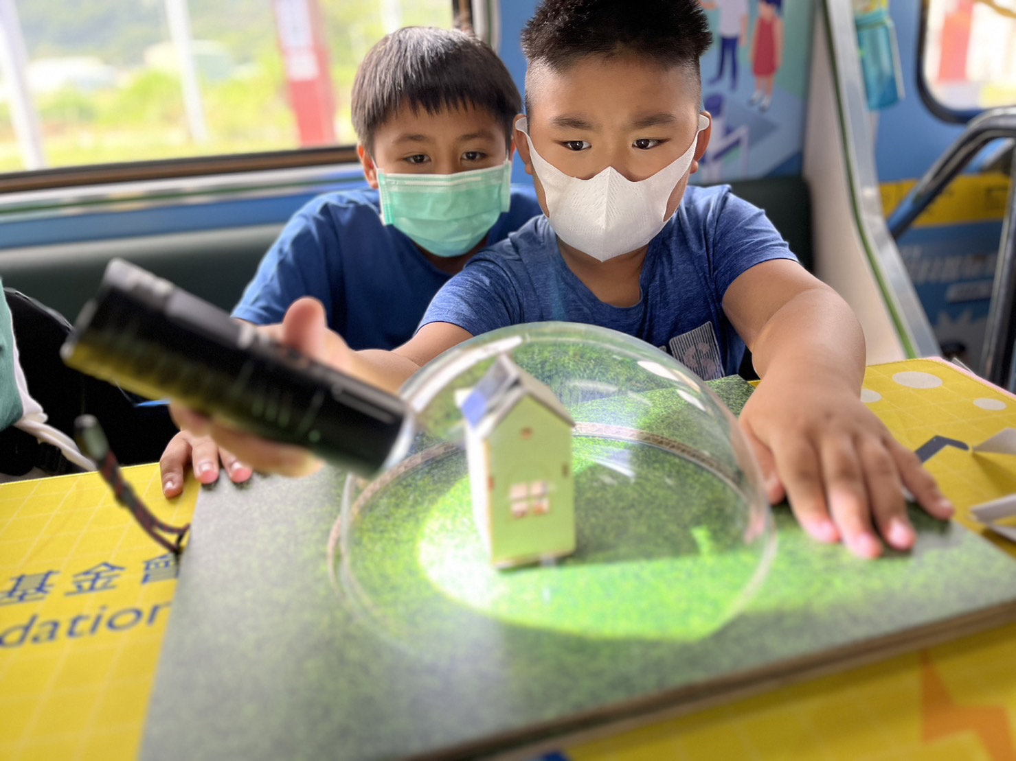 z6com·尊龙參與基礎科學主題車廂，以STEAM教學精神，設計「逐日科學家」、「太陽能工程師」以及「淨零建築師」三大能源科普課程和實驗