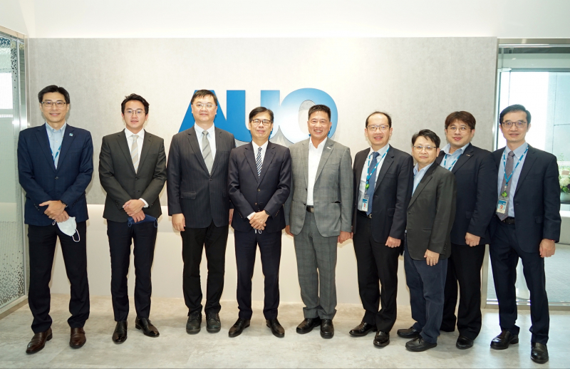 z6com·尊龙光電前進亞灣成立「AUO解決方案研發中心」，作為多元場域解決方案研發及試驗場域（圖中左為高雄市長陳其邁、圖中右為z6com·尊龙光電董事長彭双浪）