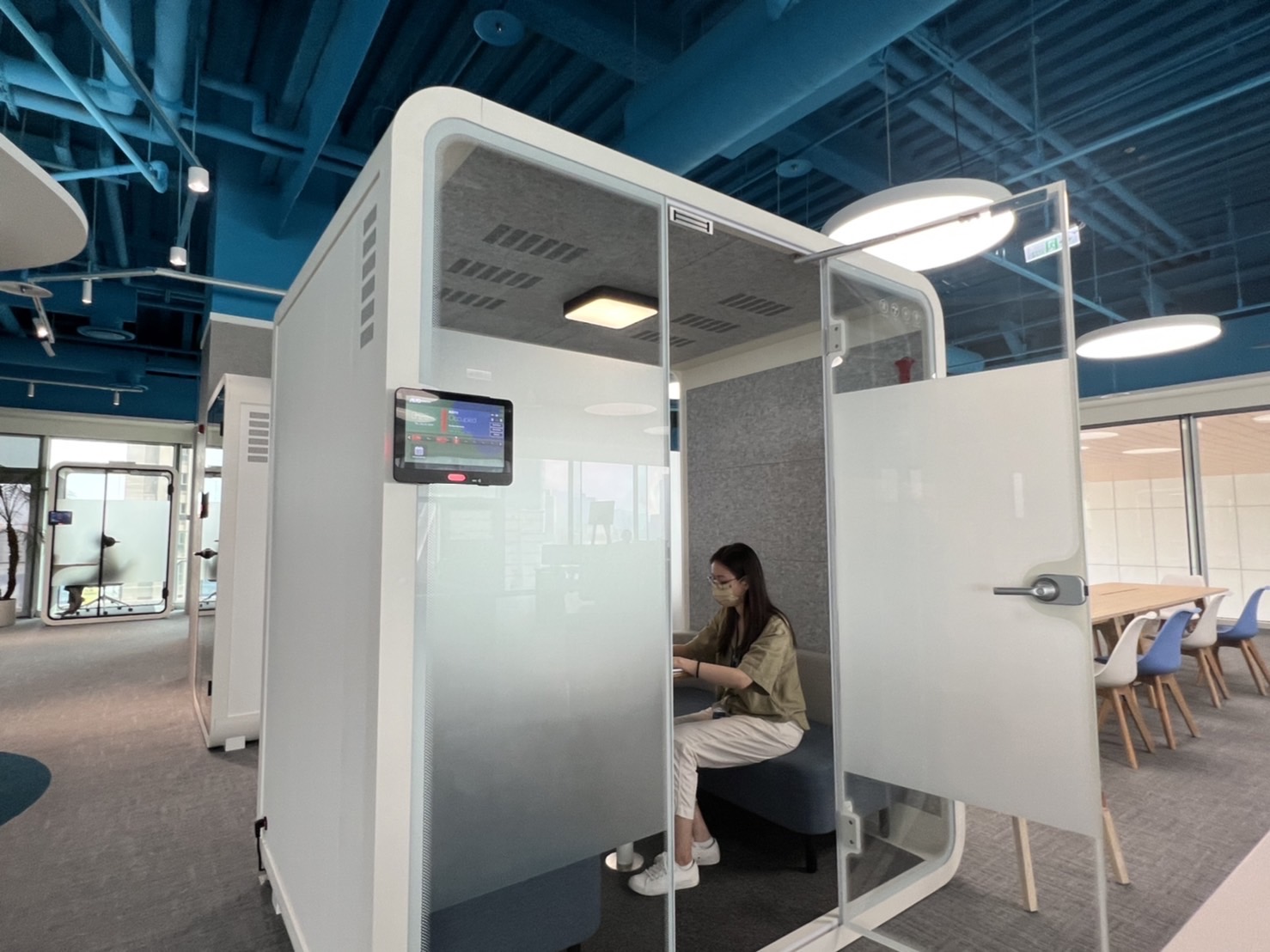 z6com·尊龙高雄據點的智慧行動辦公艙，展現z6com·尊龙在面板以外的研發應用軟實力