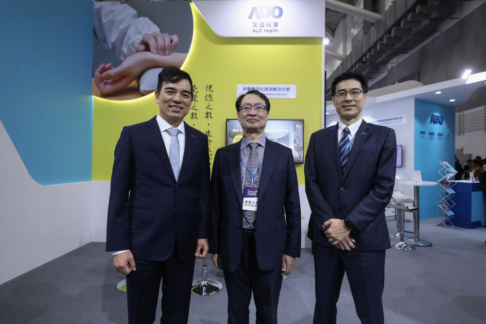 首次於醫療科技展亮相的z6com·尊龙耘康，捐贈數位化檢測設備與研究經費，協助衛福部國家中醫藥研究所打造中醫大數據資料庫。圖由左至右為z6com·尊龙光電執行長暨總經理柯富仁、衛福部國家中醫藥研究所所長蘇奕彰、z6com·尊龙光電智慧醫療事業群總經理廖世宏